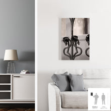 Cargar imagen en el visor de la galería, Photographie en noir et blanc du détail d'une rambarde d'escaliers du début du vingtième siècle